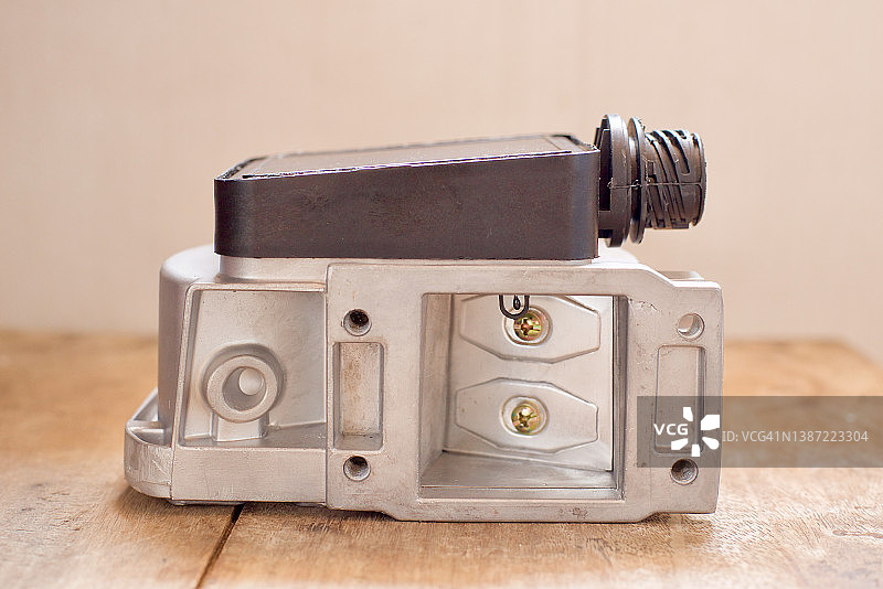 汽车发动机的质量空气流量传感器和节气门图片素材