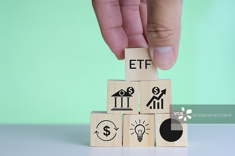 ETF交易所交易基金木制方块图标，商业股票市场金融指数基金概念图片素材