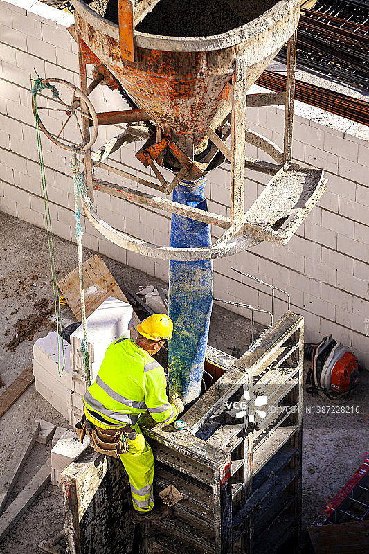 用于起重机的混凝土浇筑吊桶图片素材