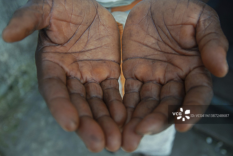 在西非利比里亚，妇女双手合拢图片素材