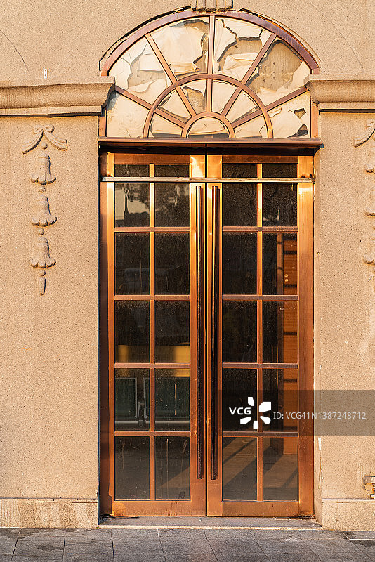 阳光下的金属门图片素材