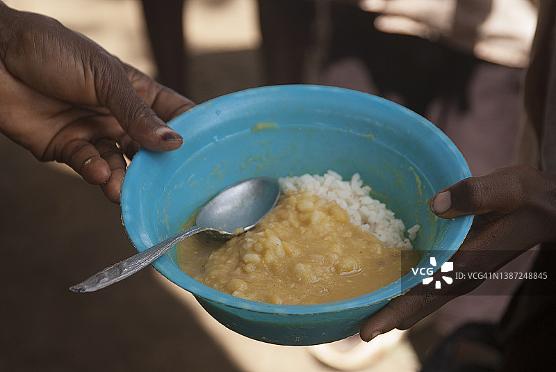 在西非利比里亚偏远地区，孩子们在学校用餐图片素材