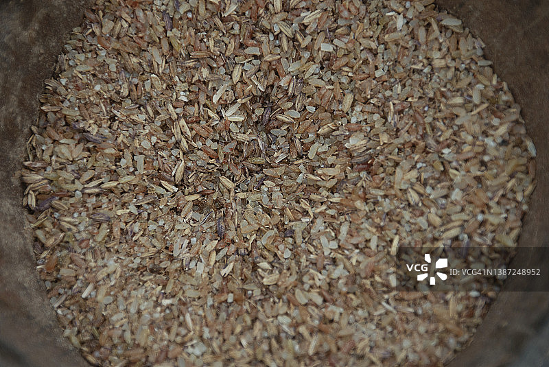 准备在西非利比里亚用木杵手工捣碎的稻米图片素材