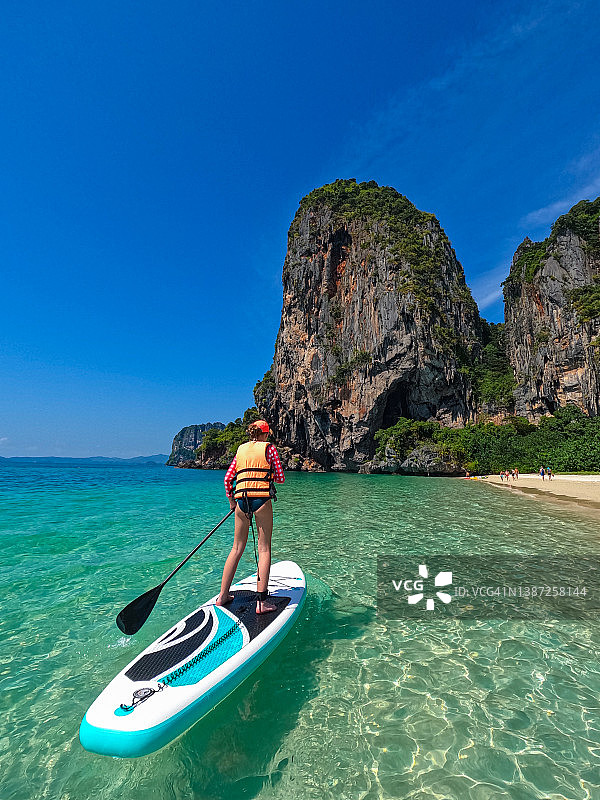 女孩在泰国甲米附近的安达曼海划水图片素材