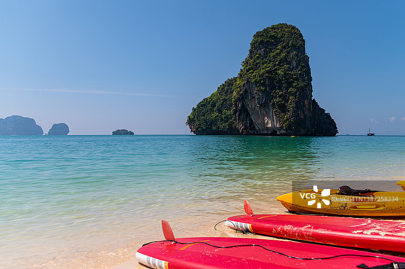 泰国莱雷海滩上的皮划艇图片素材