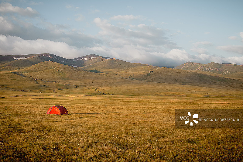 在吉尔吉斯斯坦天山中部露营，中亚图片素材