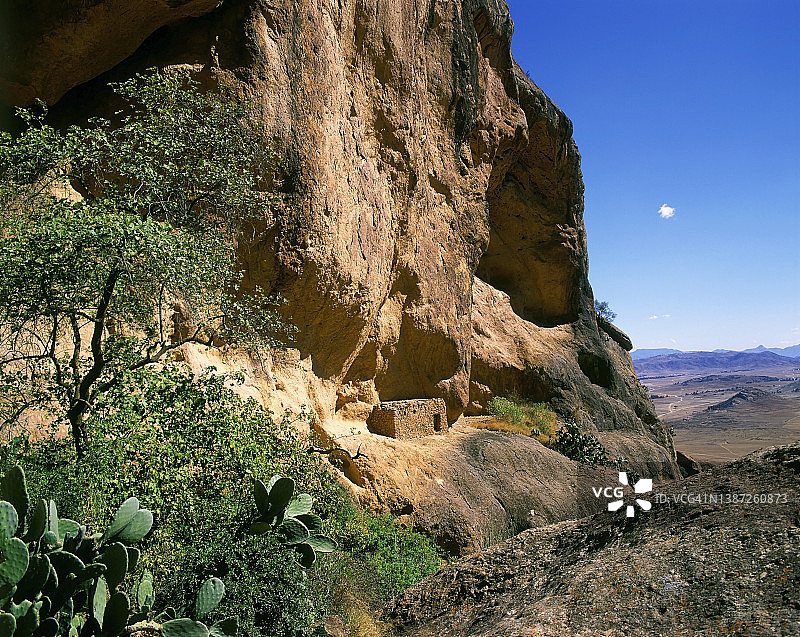 厄立特里亚塞纳费附近陡峭岩壁下的坟墓图片素材