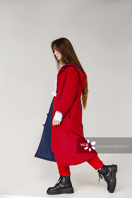 时尚女性走路并看向远方图片素材