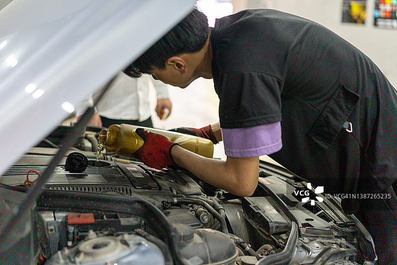 倾倒发动机油图片素材