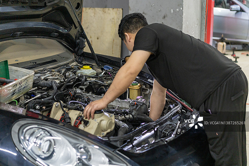 车库工人正在修理汽车图片素材