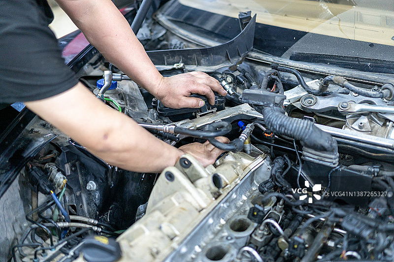 车库工人正在修理汽车图片素材