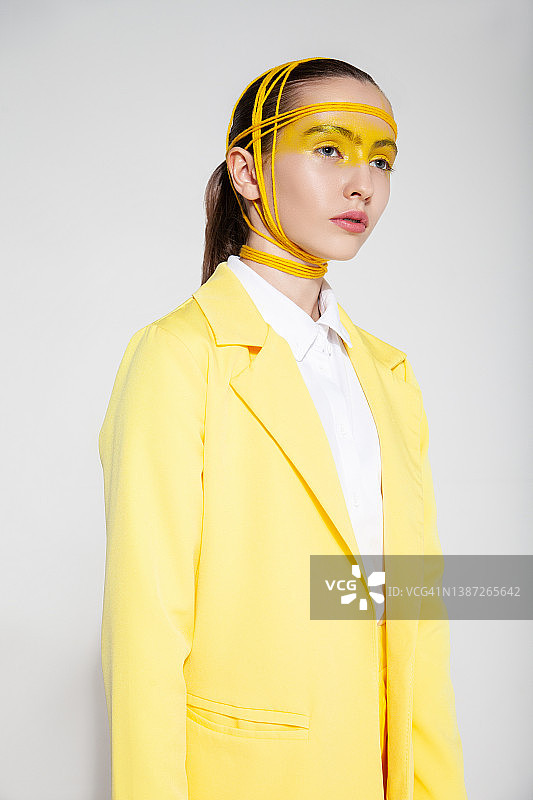 身穿黄色套装的女人图片素材