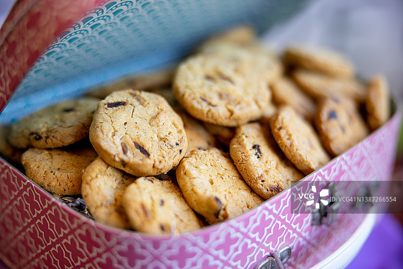 特写：铁盒里的巧克力饼干图片素材