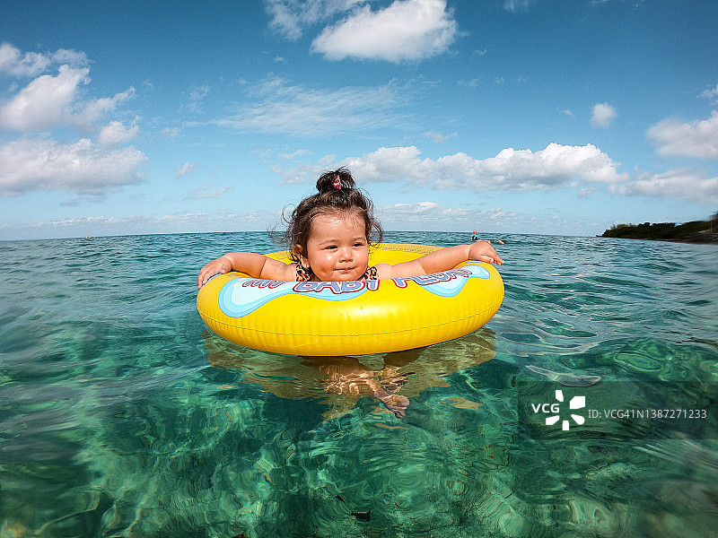 在帕兰卡海滩清澈海水中漂浮的婴儿图片素材