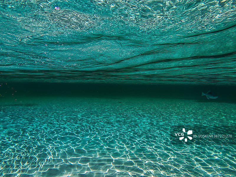 帕兰卡海滩清澈的海水图片素材
