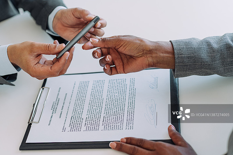商务人士签署合同图片素材