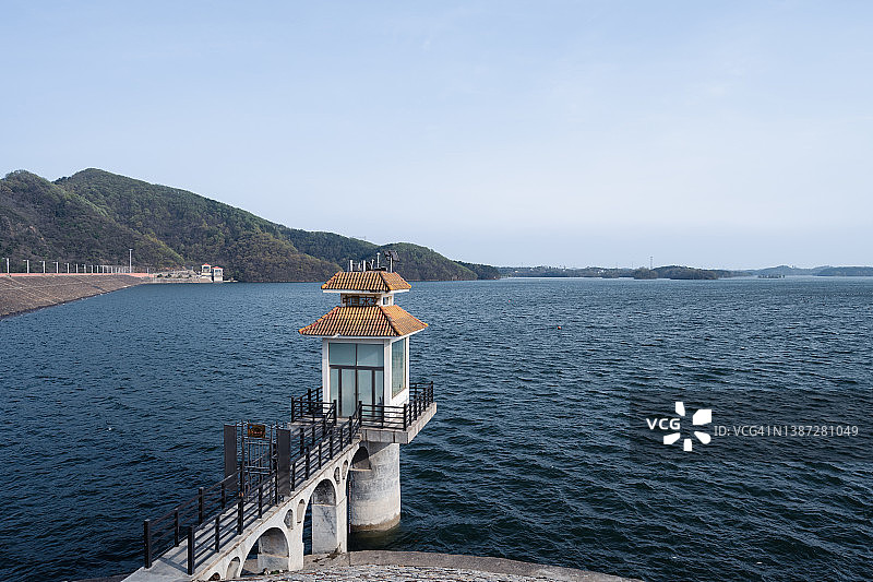 南湾湖水库及水文站风光图片素材