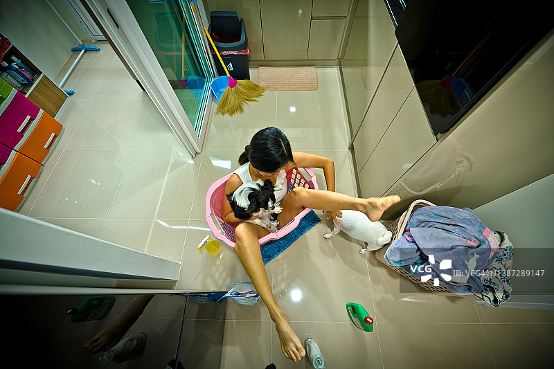 坐在洗衣篮里的女人图片素材