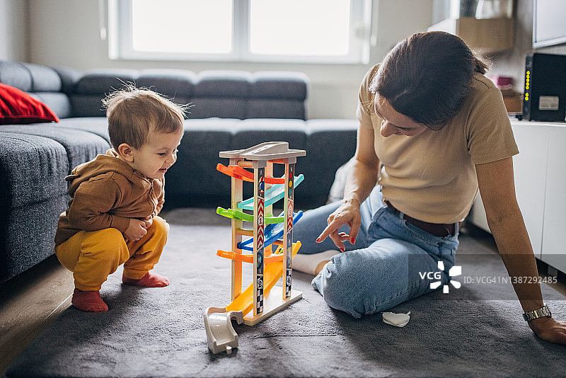 在客厅里玩玩具的母子图片素材