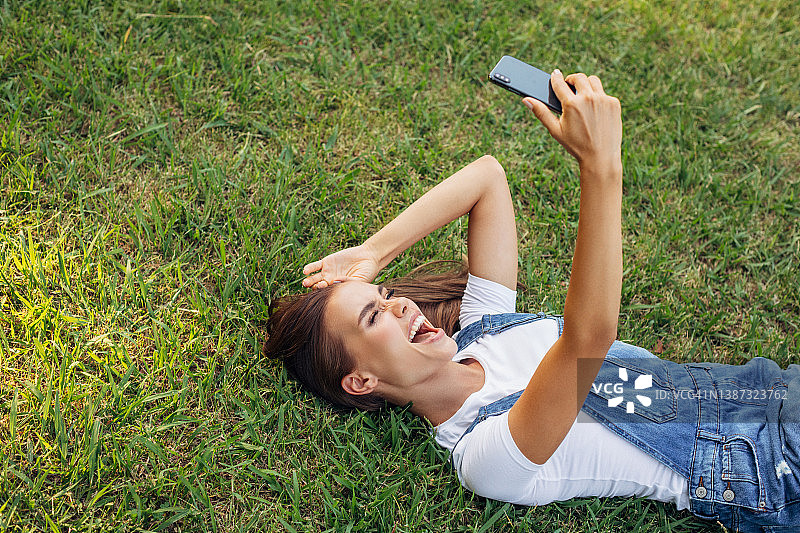 享受夏日的漂亮女孩图片素材