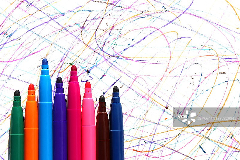 彩色水笔在涂鸦背景上图片素材