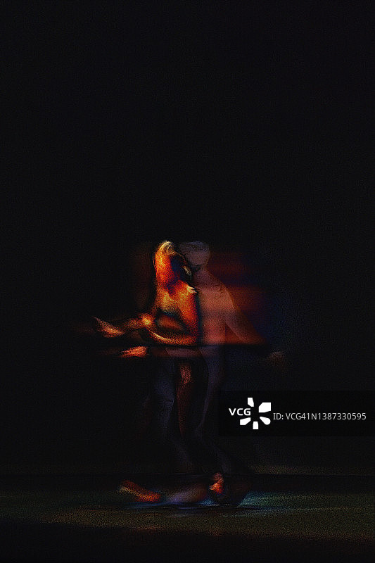 舞台上的现代舞蹈练习图片素材