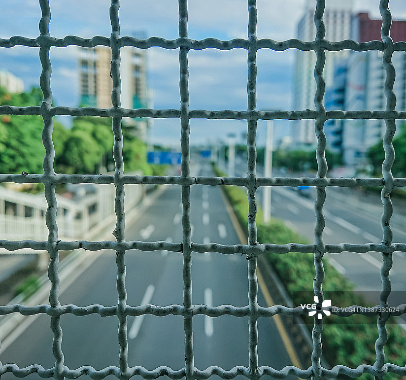 铁栅栏后面图片素材