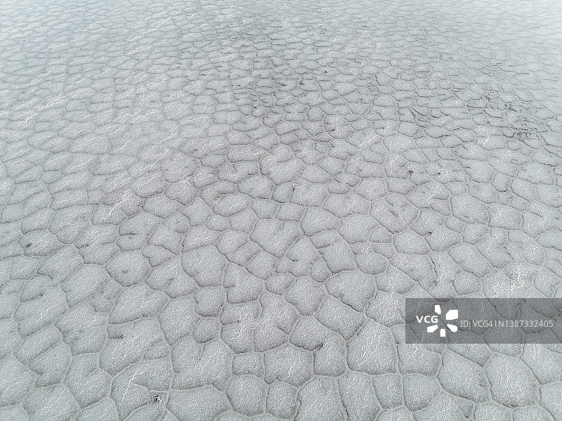 无人机视角：玻利维亚乌尤尼盐沼的盐滩裂缝图片素材