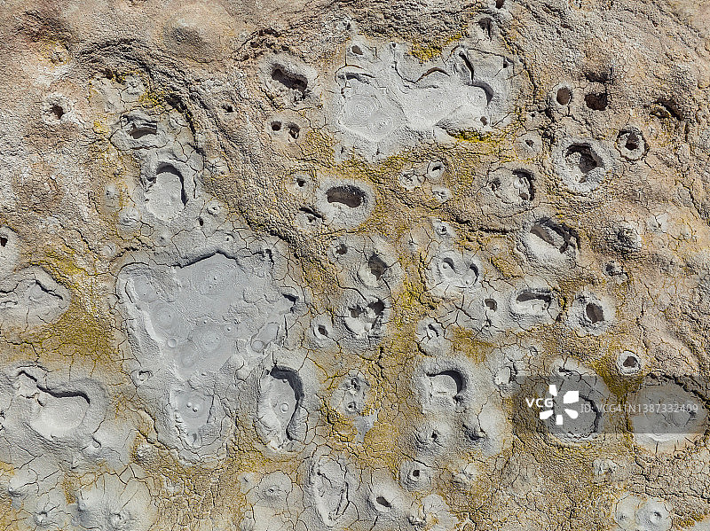 鸟瞰视角：玻利维亚安第斯山脉地热温泉图片素材