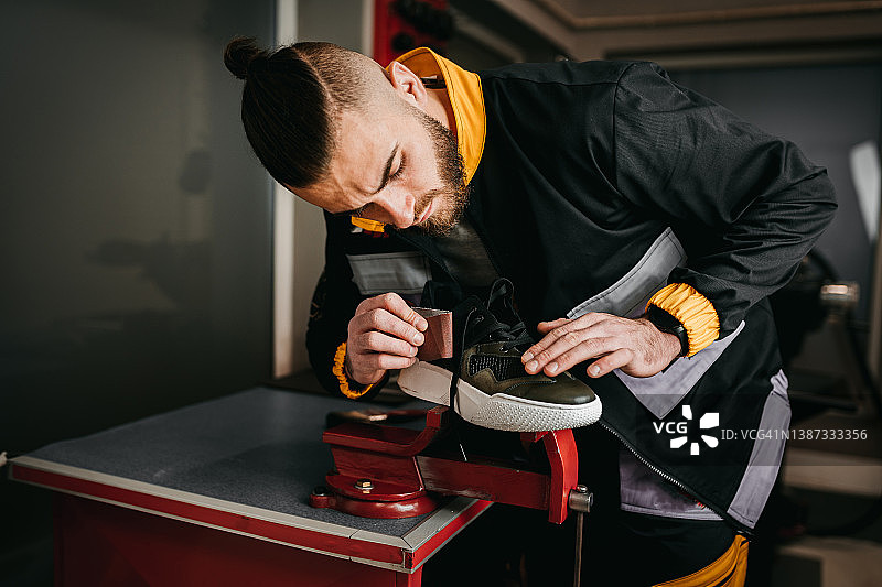 工人制作运动鞋图片素材
