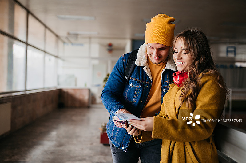 情侣在火车站旅行图片素材
