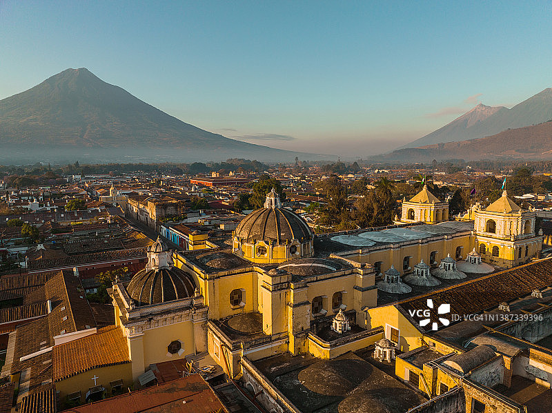 日出时分的安提瓜岛鸟瞰图图片素材