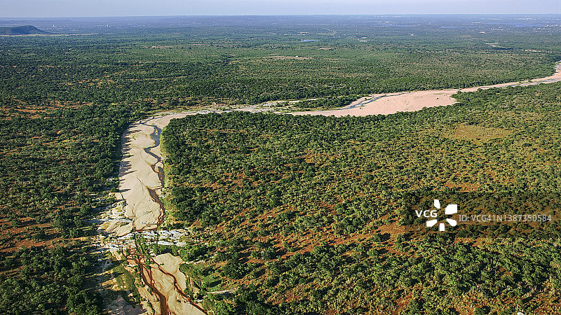 穿过景观的干涸河床图片素材