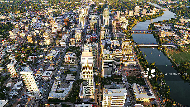 流经奥斯汀市中心的科罗拉多河图片素材
