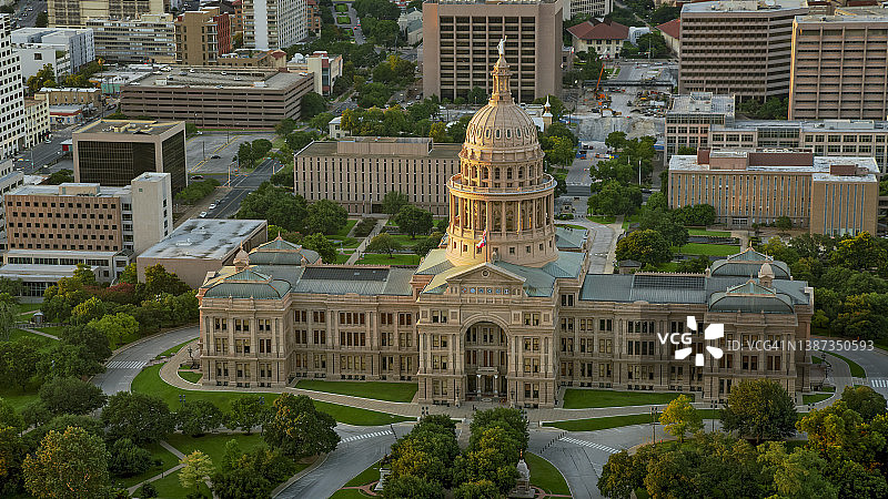 日落时奥斯汀德克萨斯州议会大厦的航拍图片素材