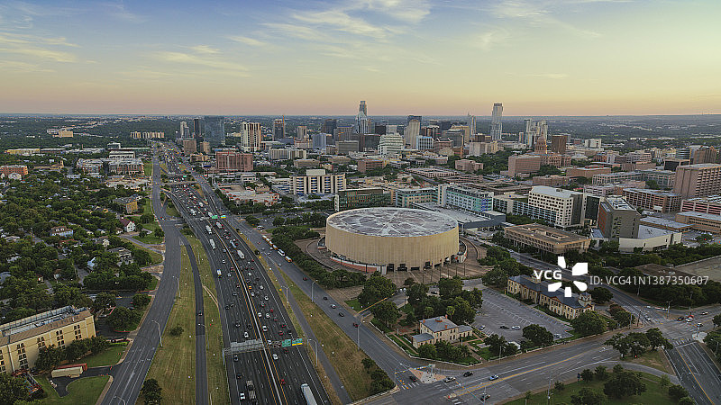 城市中的弗兰克·欧文中心图片素材