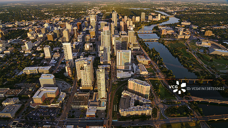 流经奥斯汀市中心的科罗拉多河图片素材