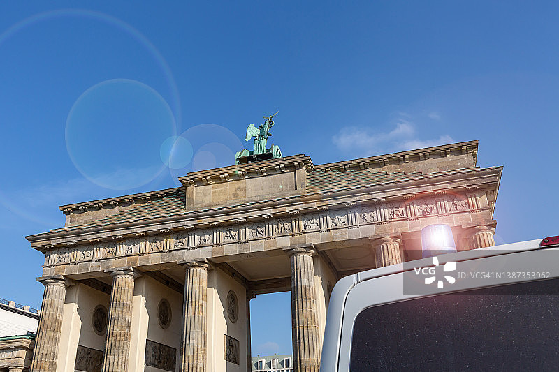 勃兰登堡门前的警车（德国柏林）图片素材