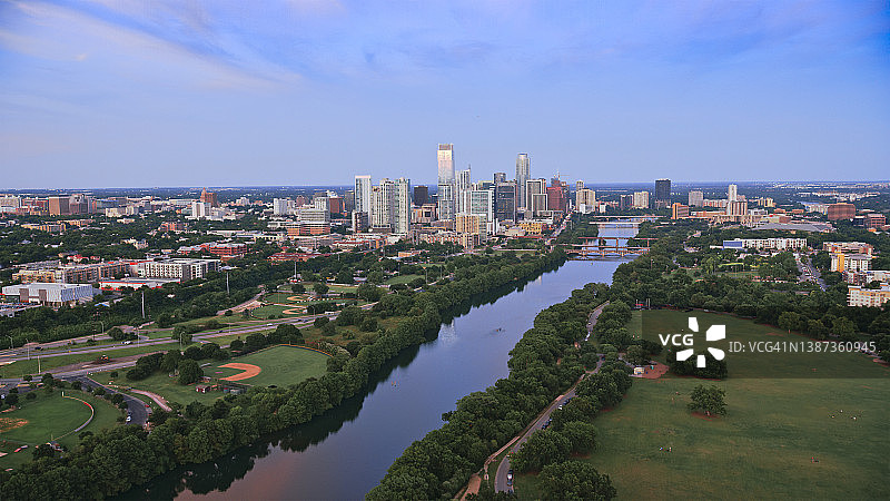 科罗拉多河穿过奥斯汀市中心图片素材