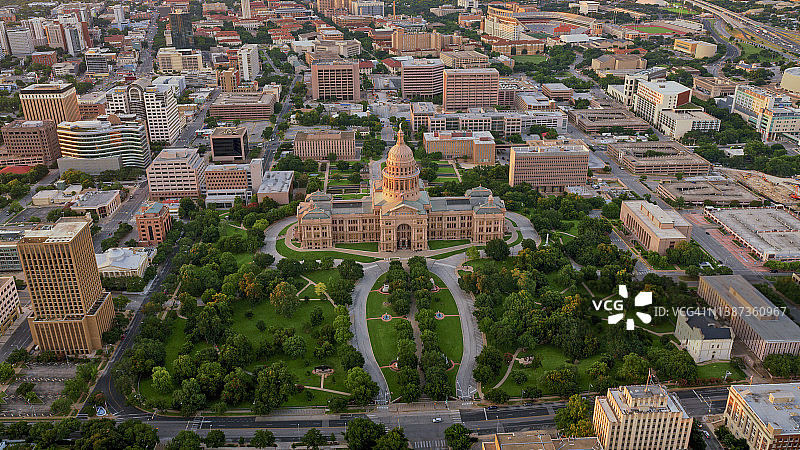 德克萨斯州奥斯汀市中心的州议会大厦图片素材