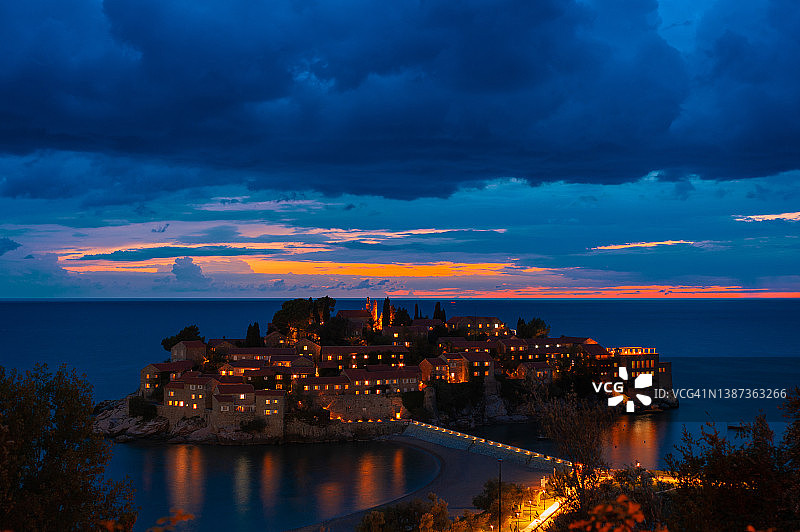 日落后圣斯特凡岛的夜景，水面上有美丽的倒影图片素材