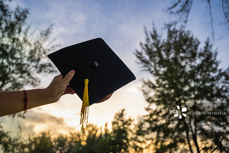 手持毕业帽图片素材
