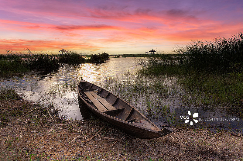 泰国三百峰国家公园莲花湖日落时分的渔船图片素材