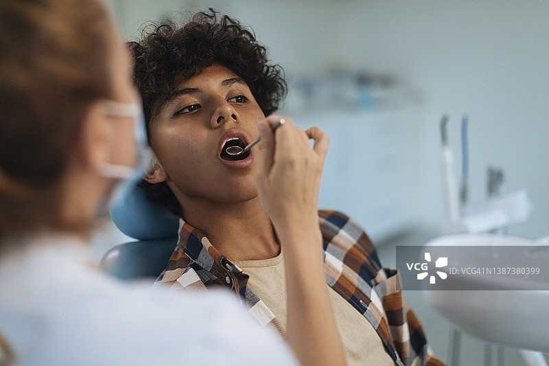 看看这里发生了什么图片素材