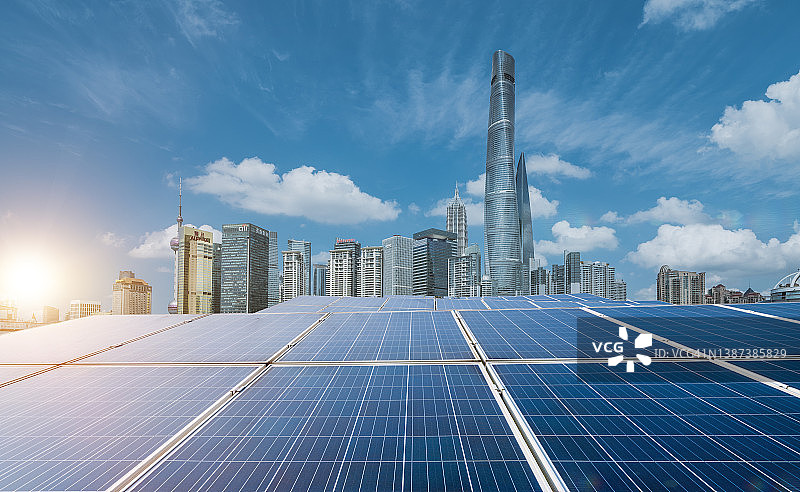 城市中的太阳能电池板图片素材