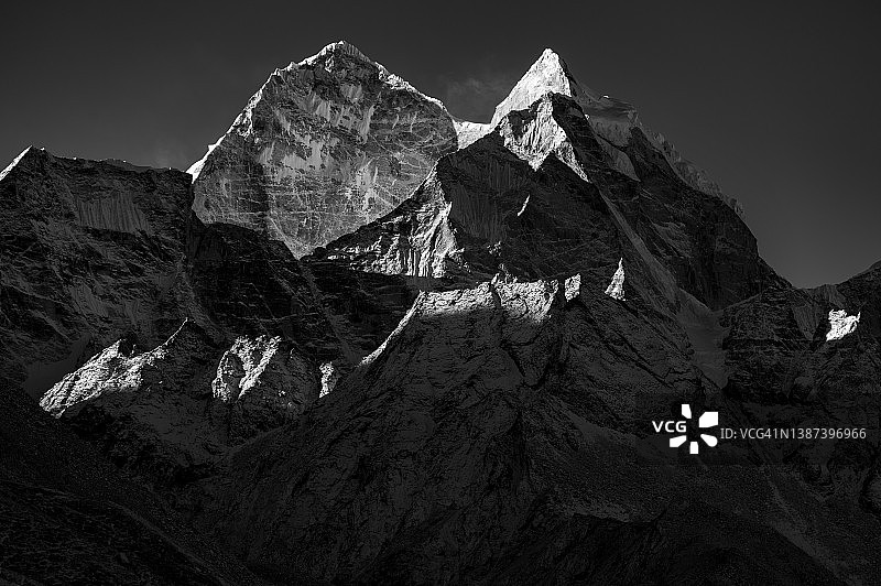 珠穆朗玛峰登山路线：丁波切村日出景观图片素材