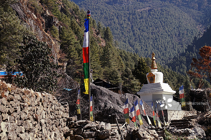 前往尼泊尔珠穆朗玛峰大本营的著名徒步路线上的Namche集市佛塔和Thamserku山美丽景观图片素材