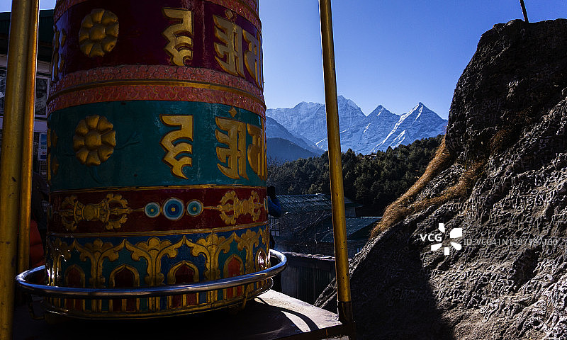 前往尼泊尔珠穆朗玛峰大本营的著名徒步路线上的Namche集市佛塔和Thamserku山美丽景观图片素材