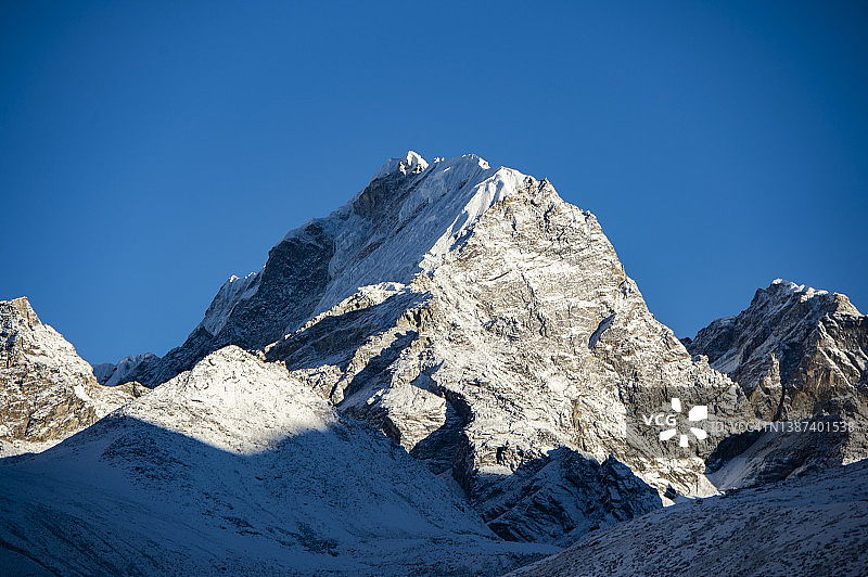 珠穆朗玛峰登山路线：丁波切村日出景观图片素材