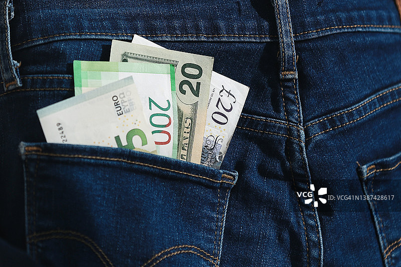 牛仔裤口袋里的纸币图片素材